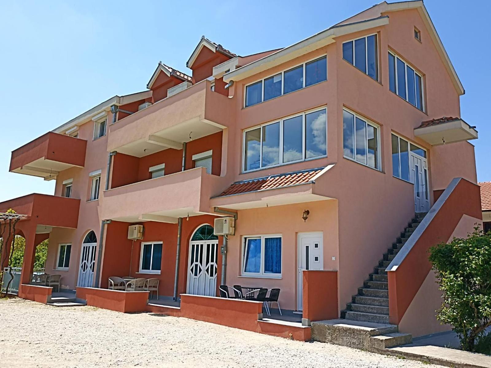 Apartmani Slado Требине Екстериор снимка
